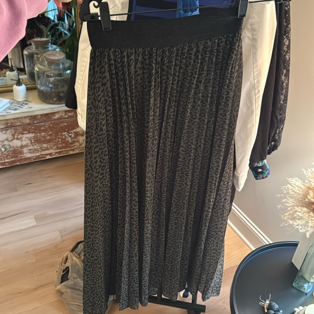Never Fully Dressed size small green leopard flowy skirt